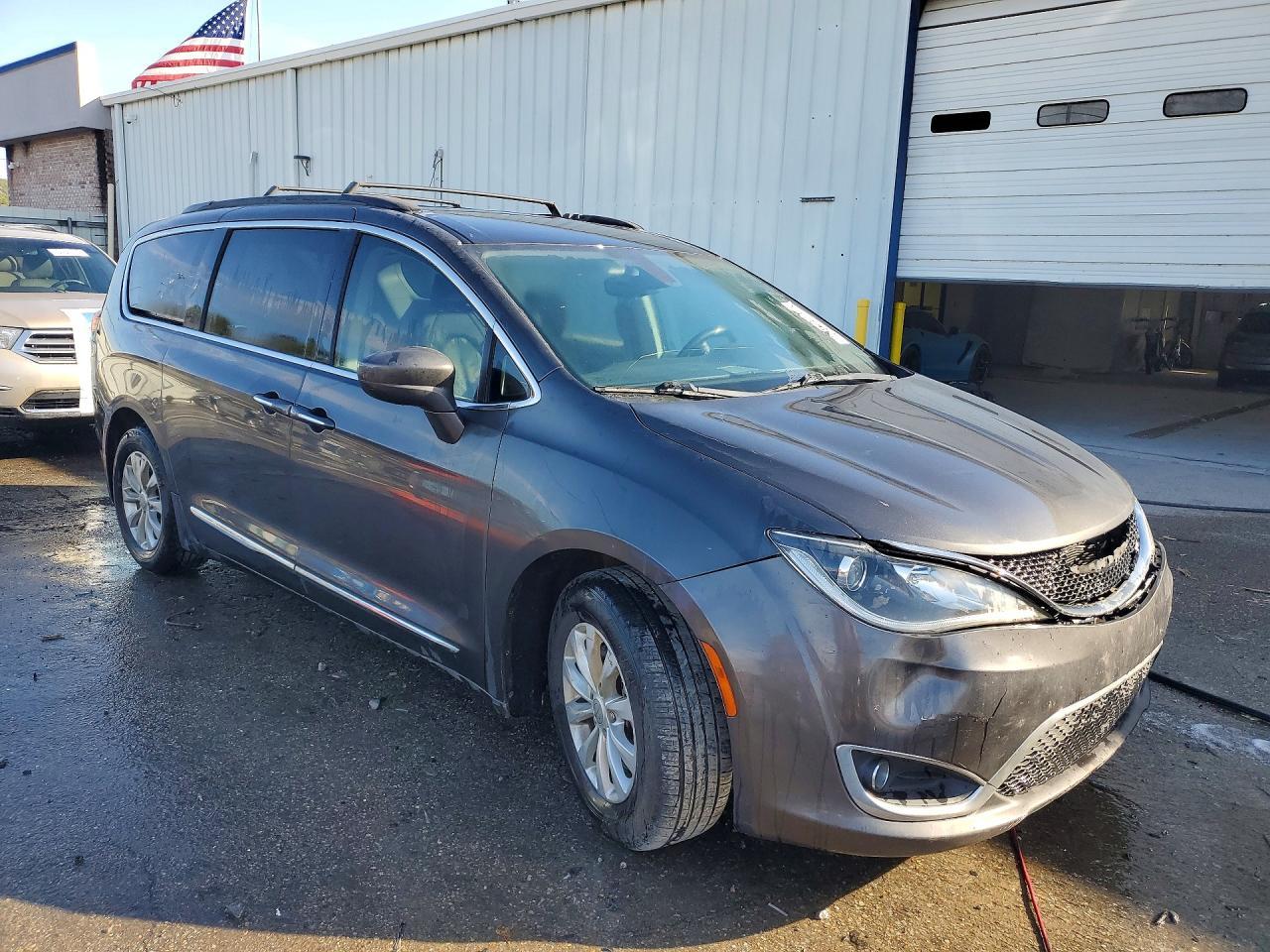 2017 Chrysler Pacifica Touring L - Фото 4
