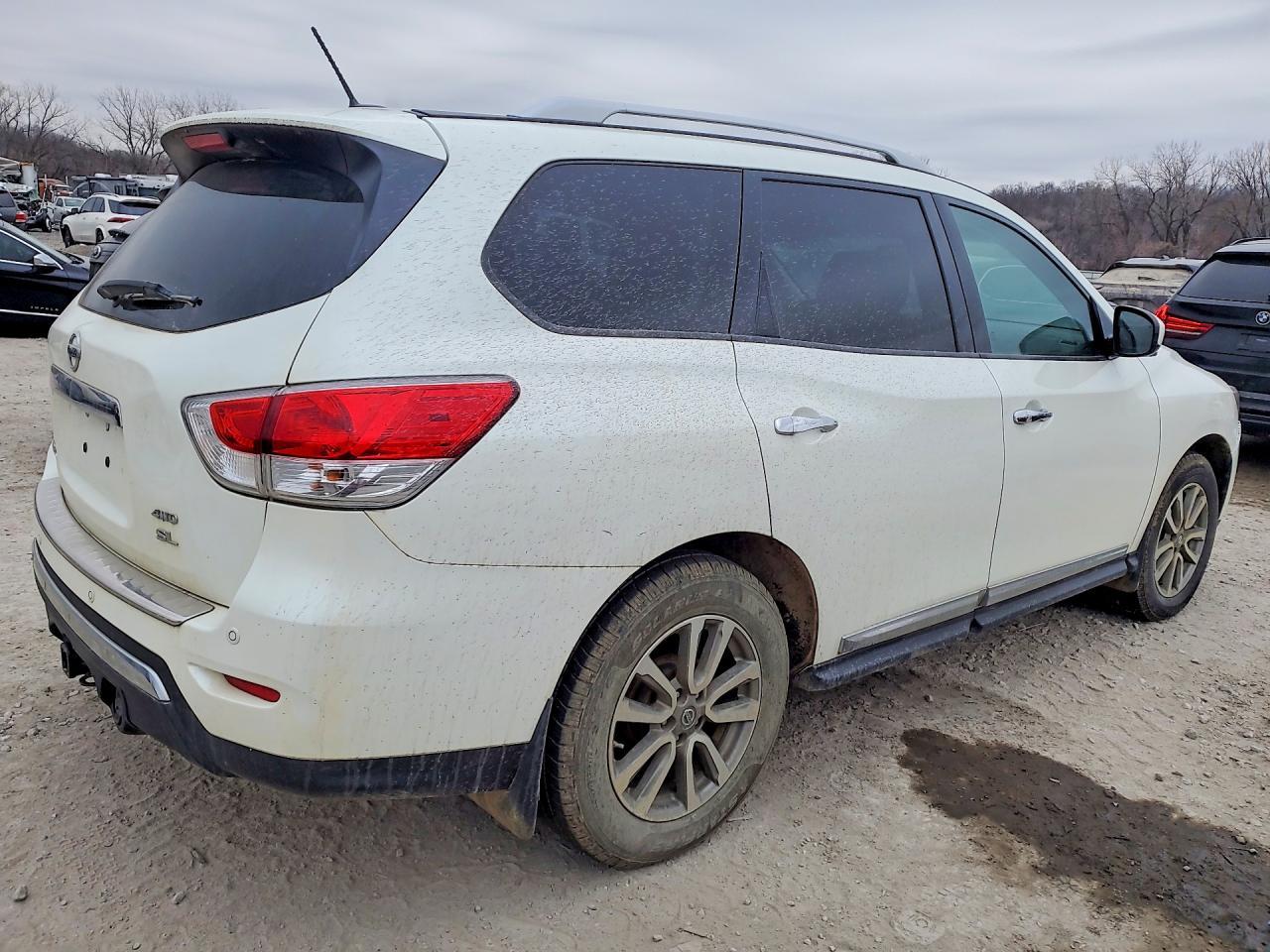 2015 Nissan Pathfinder S - Image 3