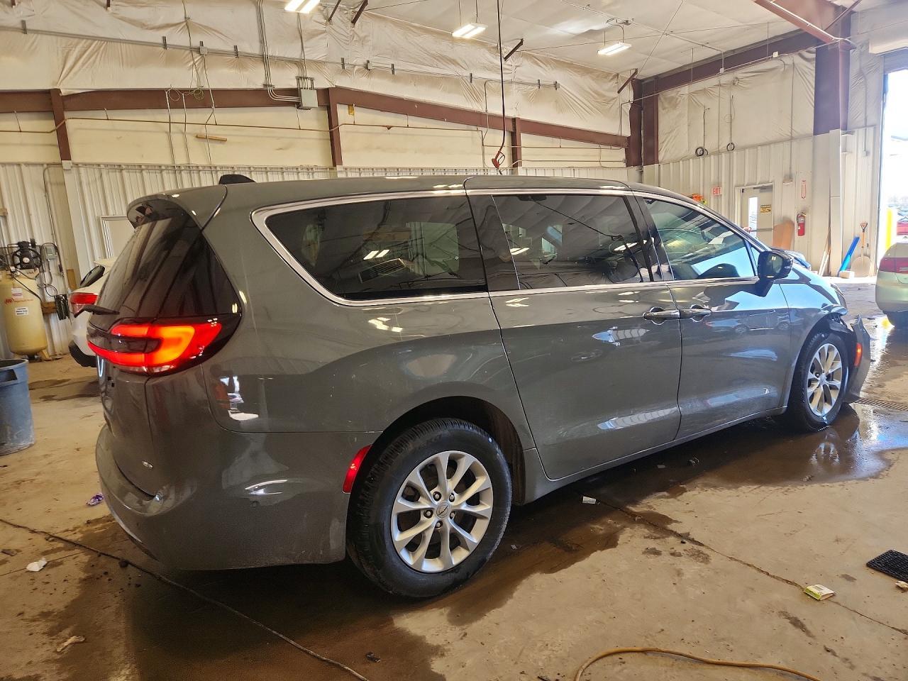 2025 Chrysler Pacifica Select - Image 3