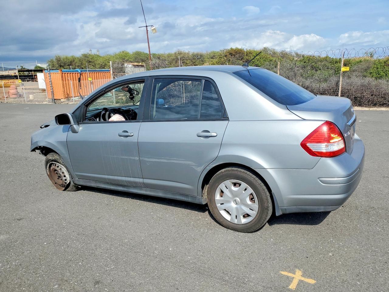 2010 Nissan Versa 1.8 S - Image 2