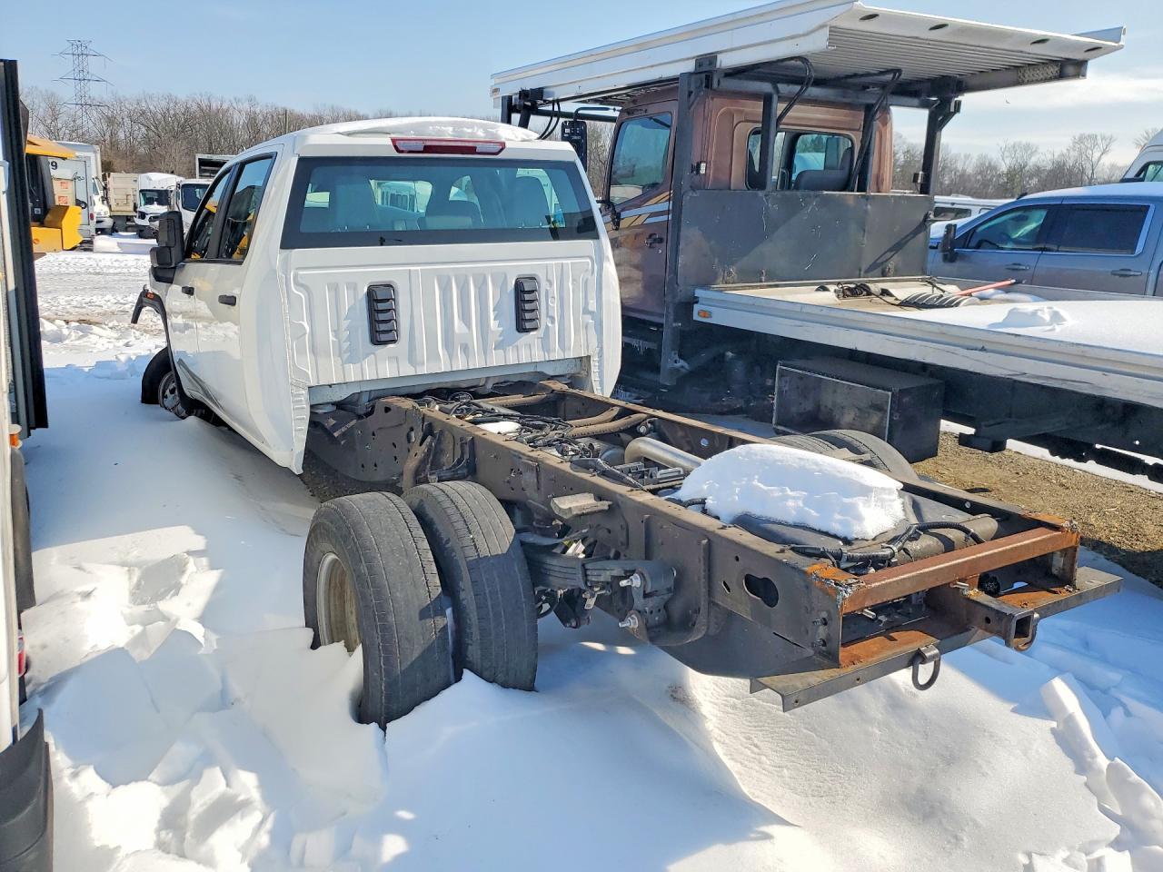 2025 GMC Sierra Hd Truck Cab And Chassis - Image 2