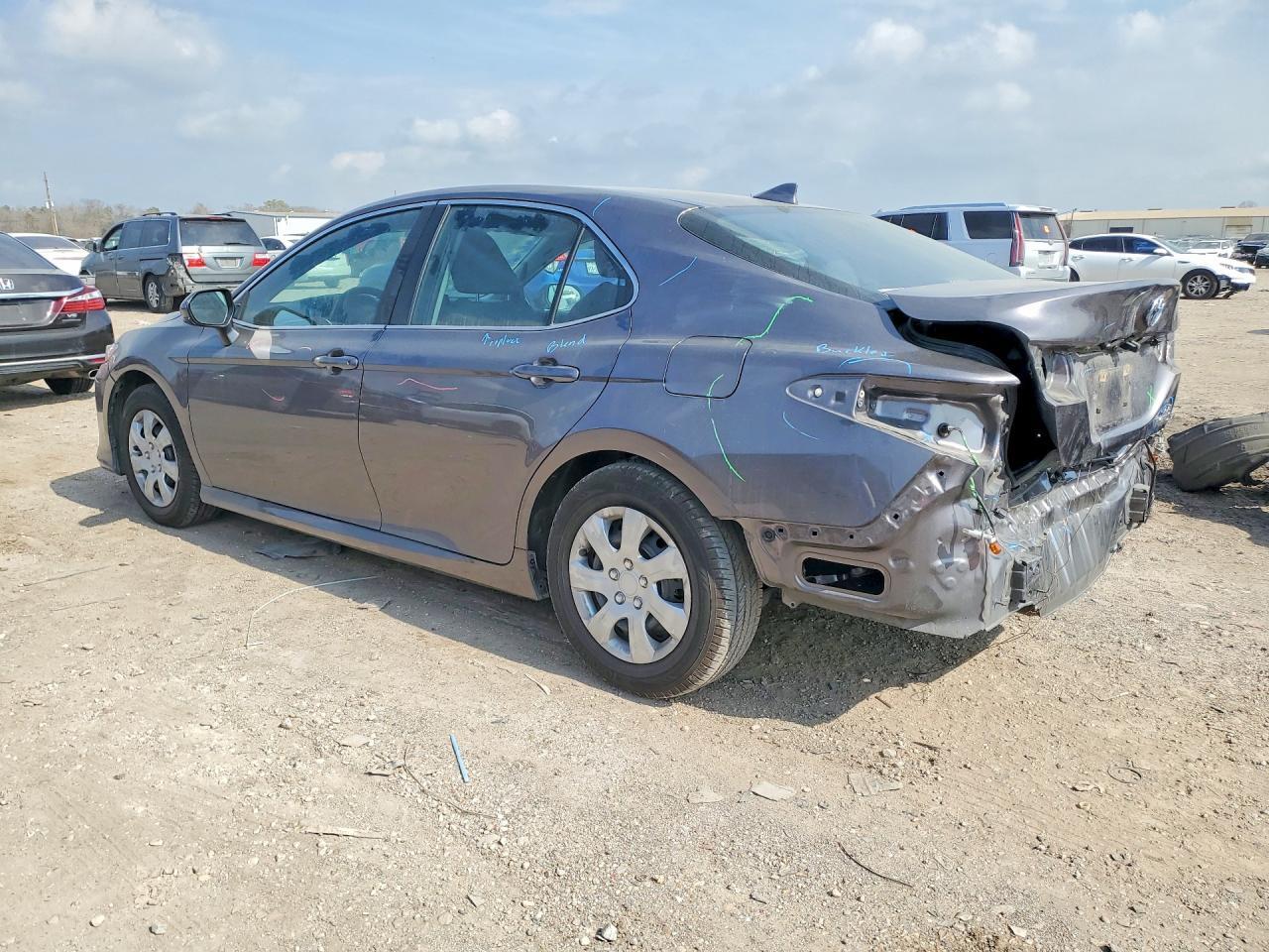 2022 Toyota Camry Le - Фото 2