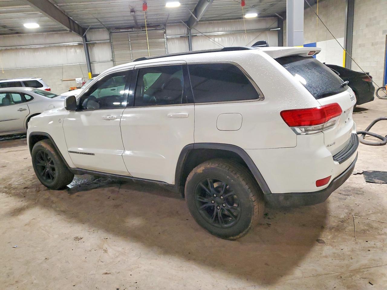2017 Jeep Grand Cherokee Laredo - Image 2