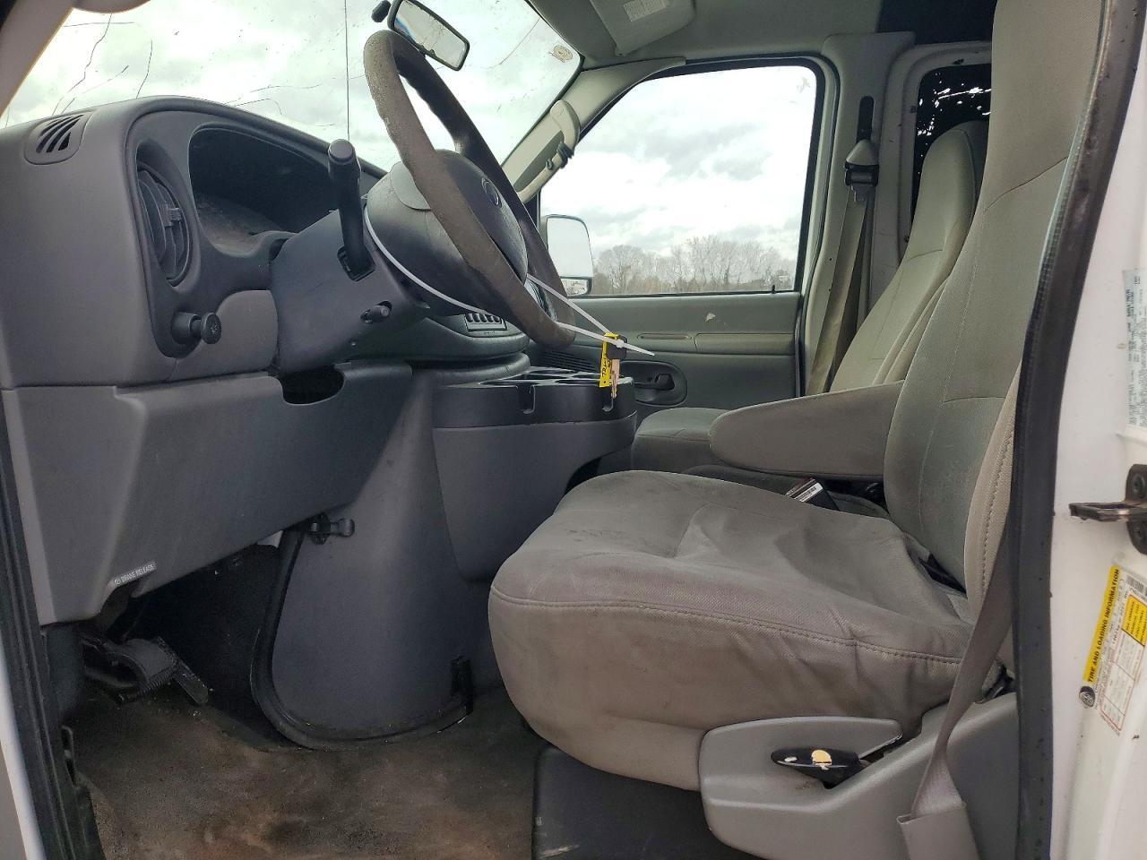 2006 Ford Econoline E250 Van - Image 7