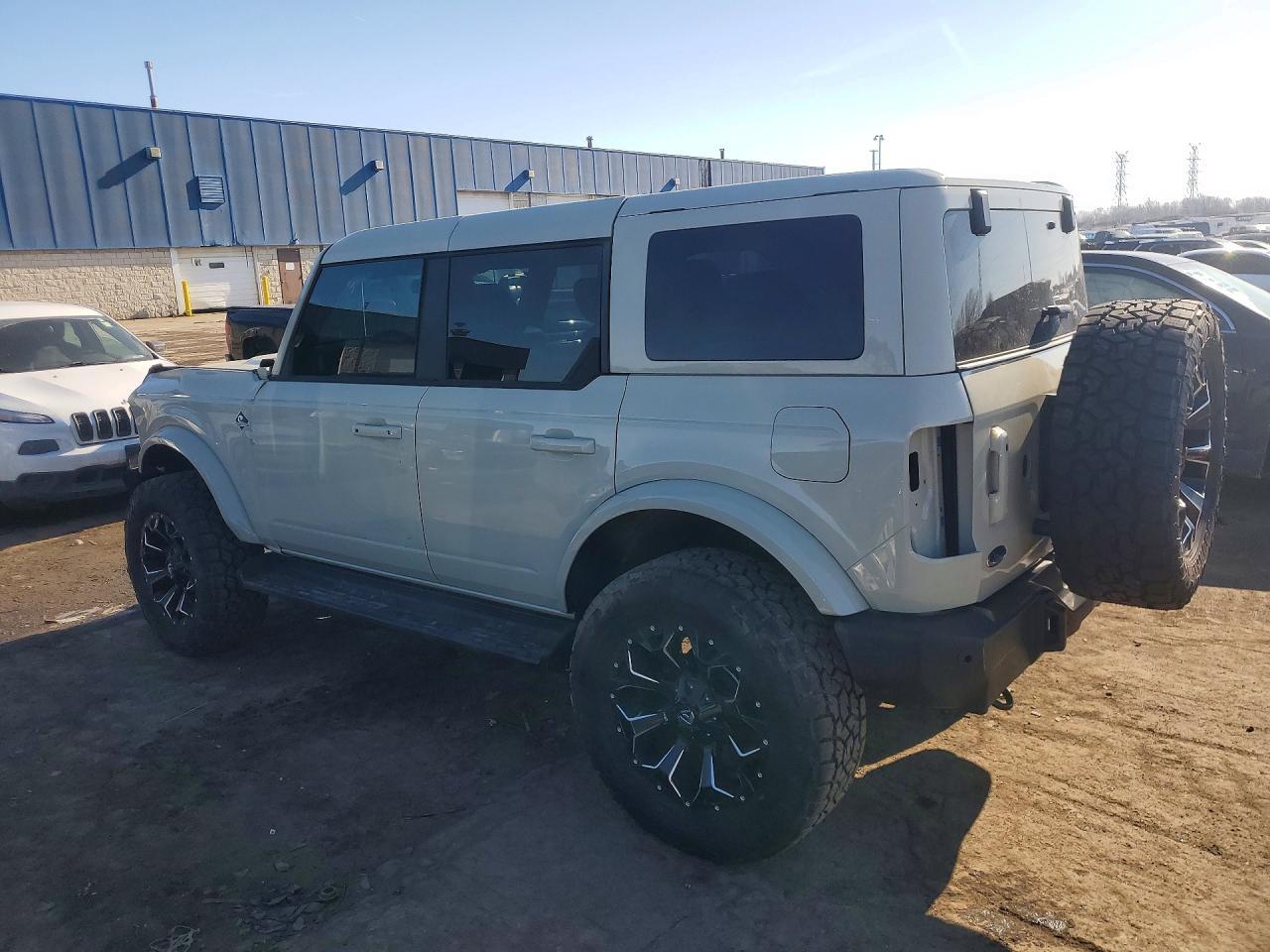 2025 Ford Bronco Outer Banks - Image 2