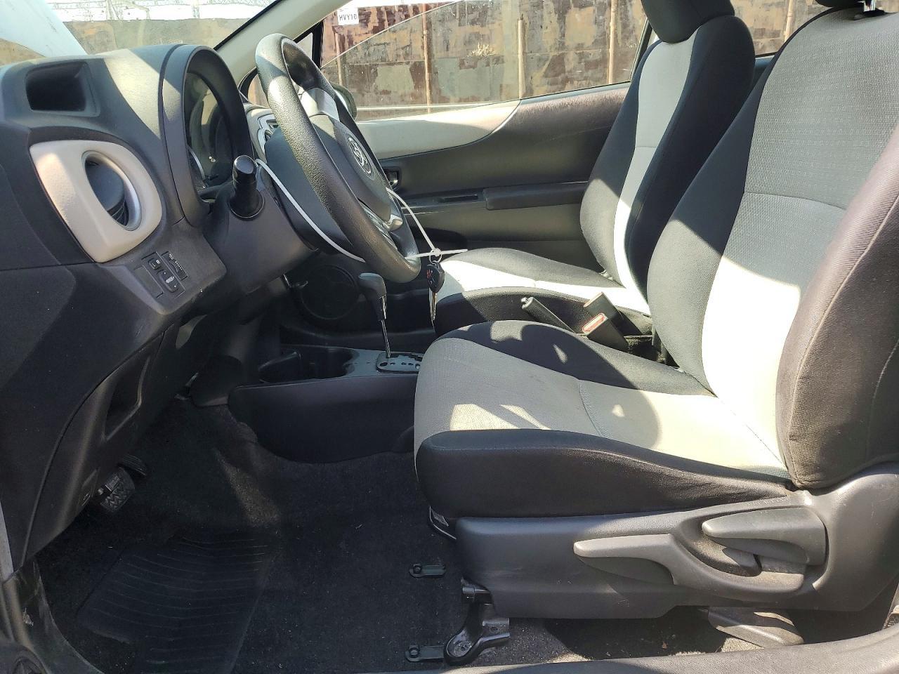 2012 Toyota Yaris 3-Door Le - Фото 7