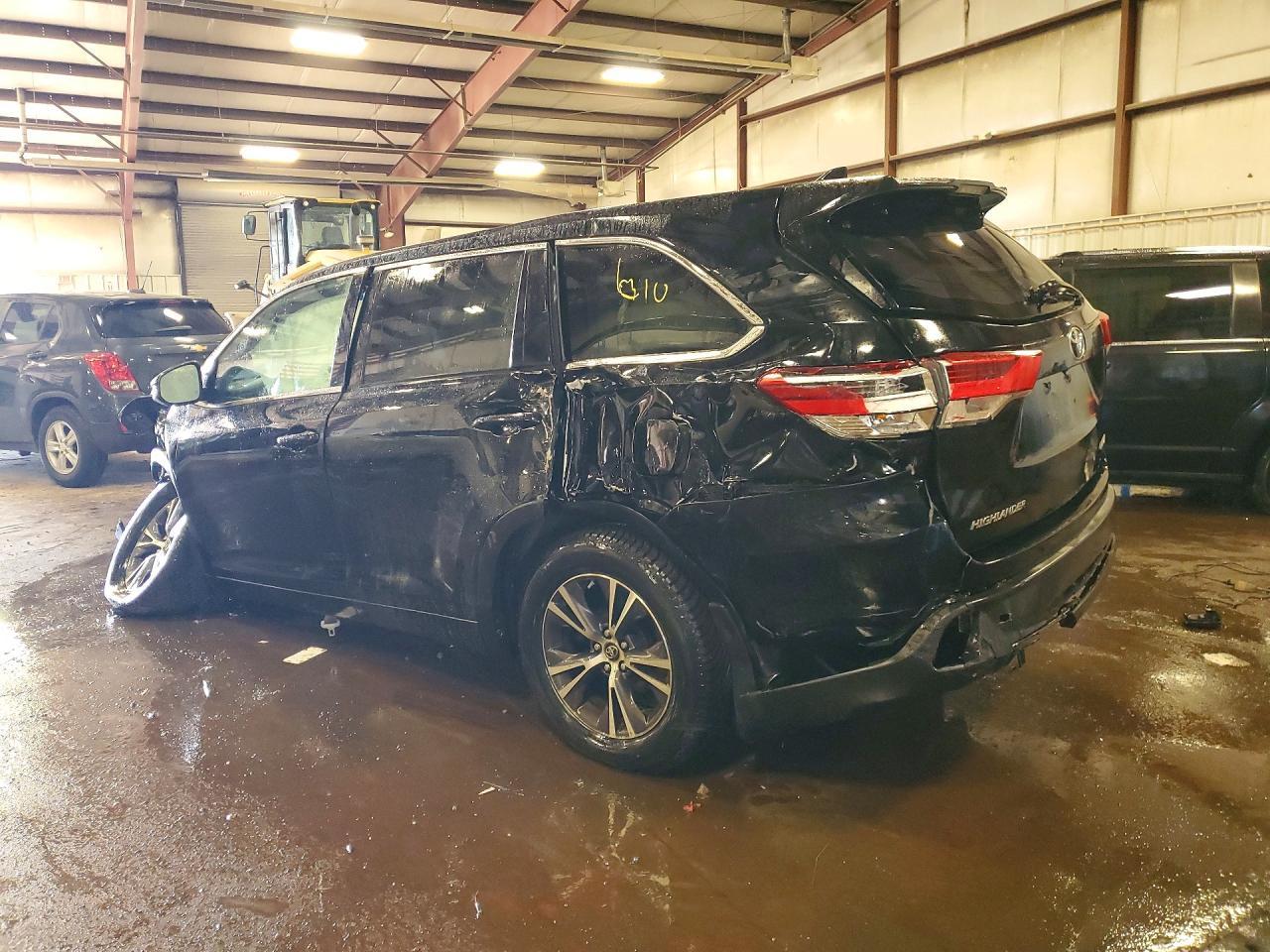 2018 Toyota Highlander Le Plus - Image 2