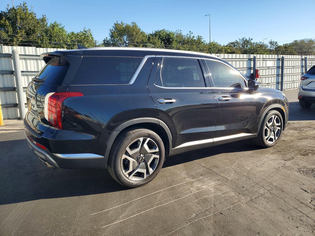 2023 Hyundai Palisade Limited - Image 3