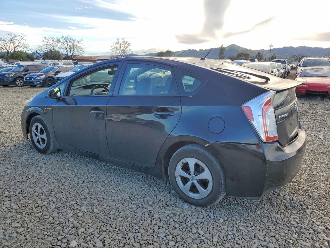 2015 Toyota Prius Two - Фото 2