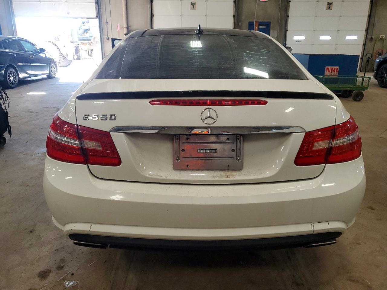 2010 Mercedes-Benz E 550 - Фото 6