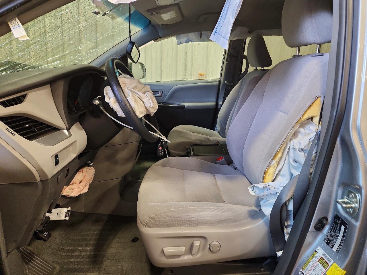 2015 Toyota Sienna Le 8-Passenger - Фото 7