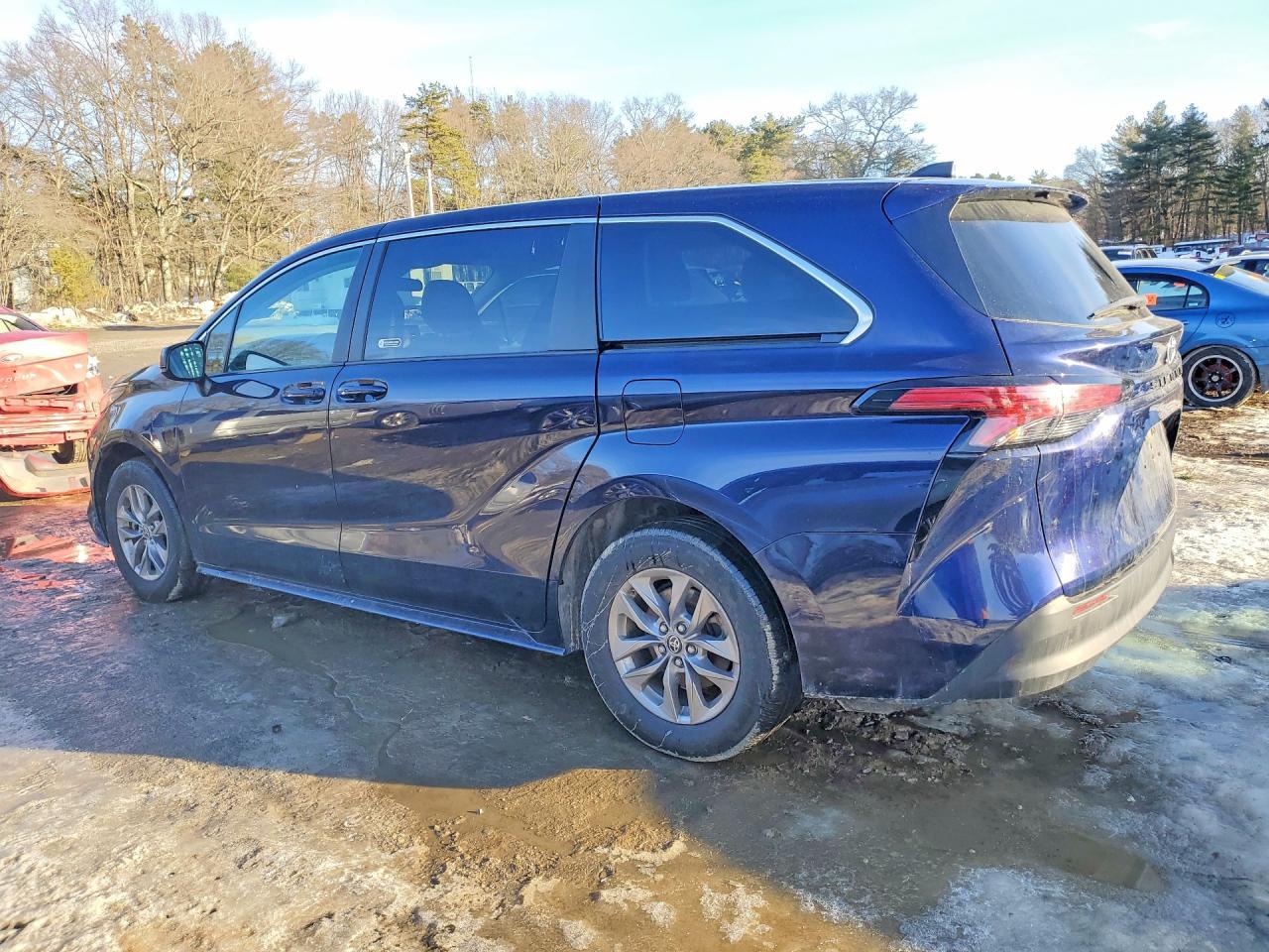 2022 Toyota Sienna Le 8-Passenger - Image 2