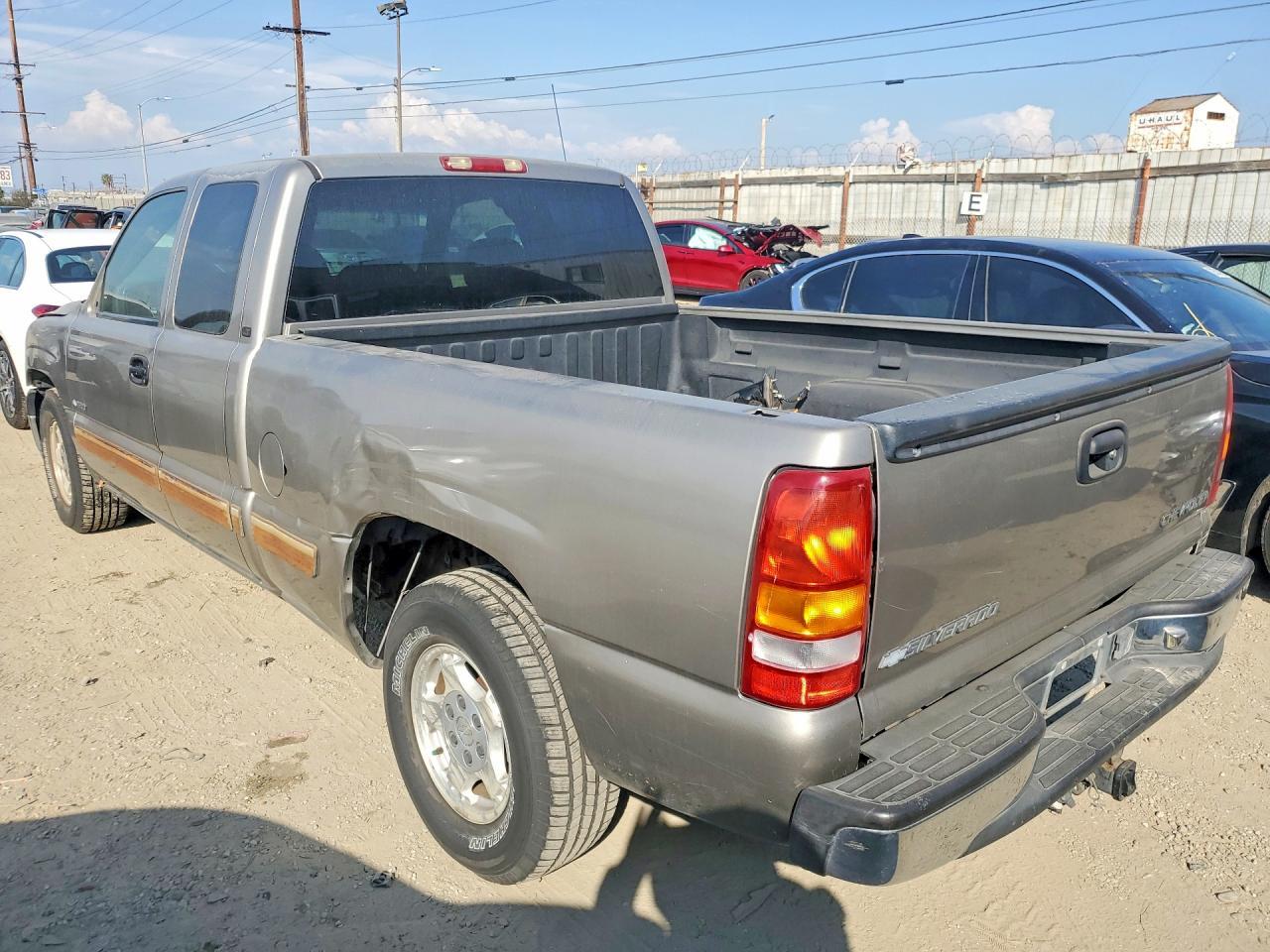 2001 Chevrolet Silverado C1500 - Image 2