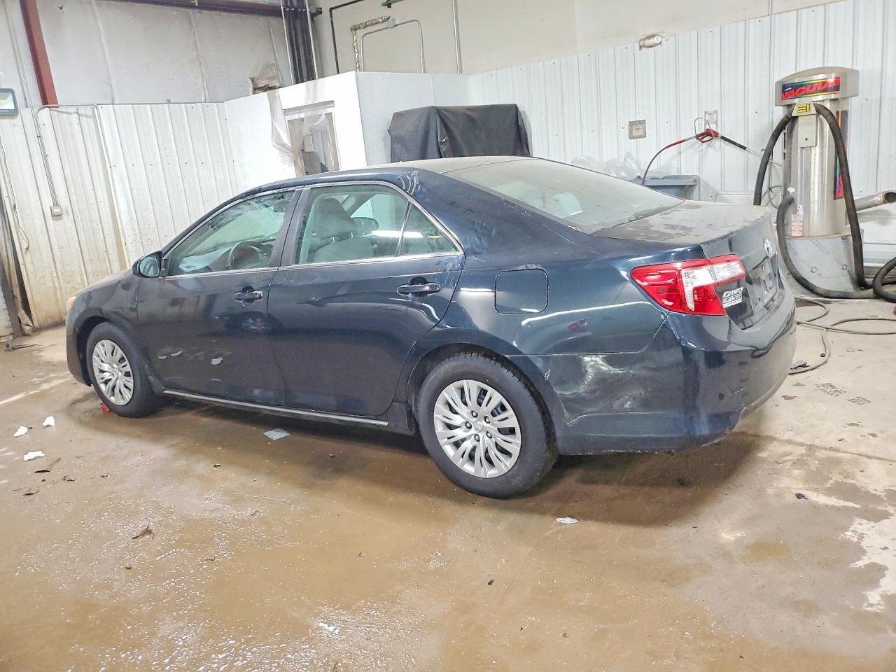2014 Toyota Camry Le - Фото 2