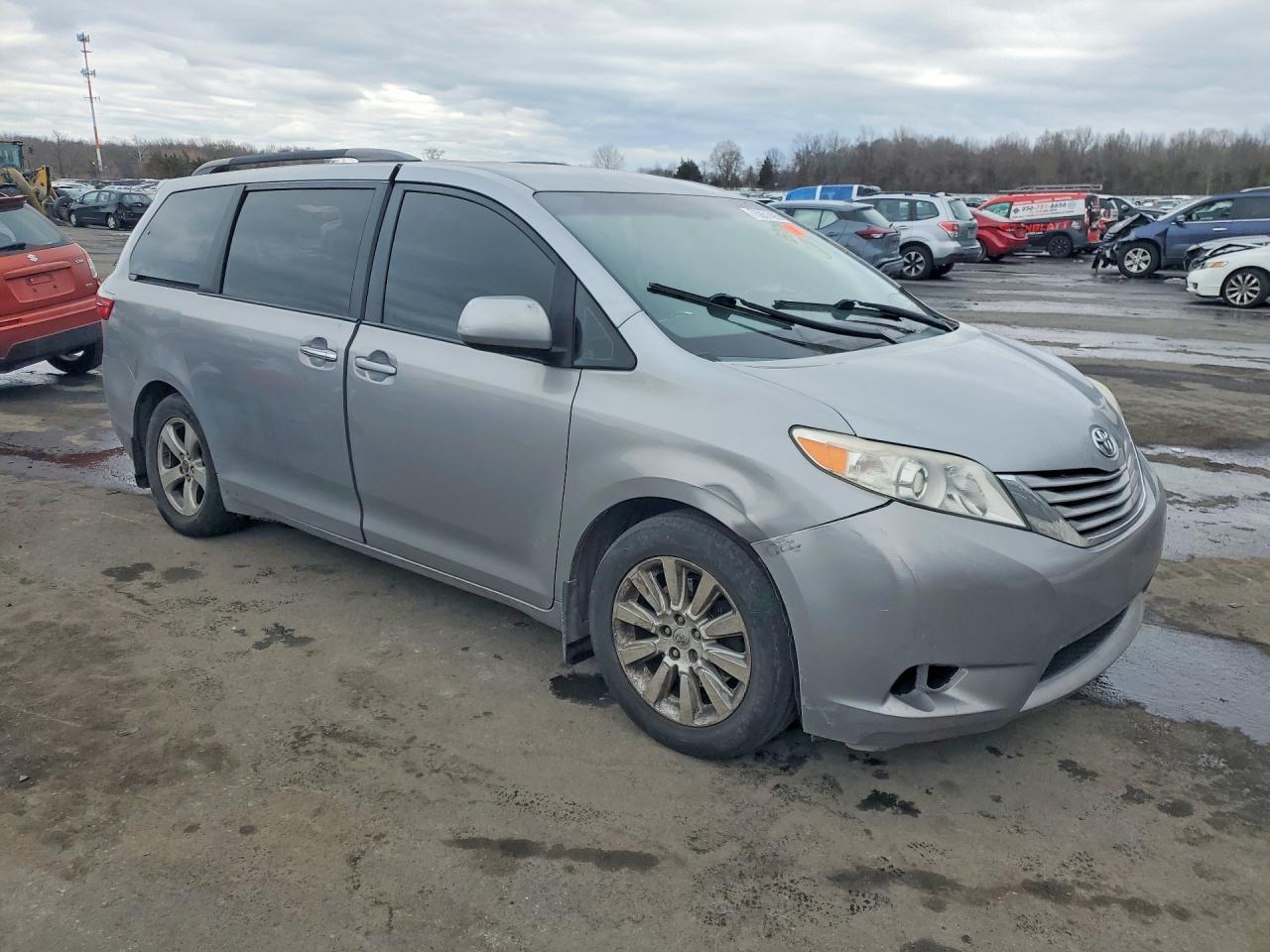 2015 Toyota Sienna Le - Image 4