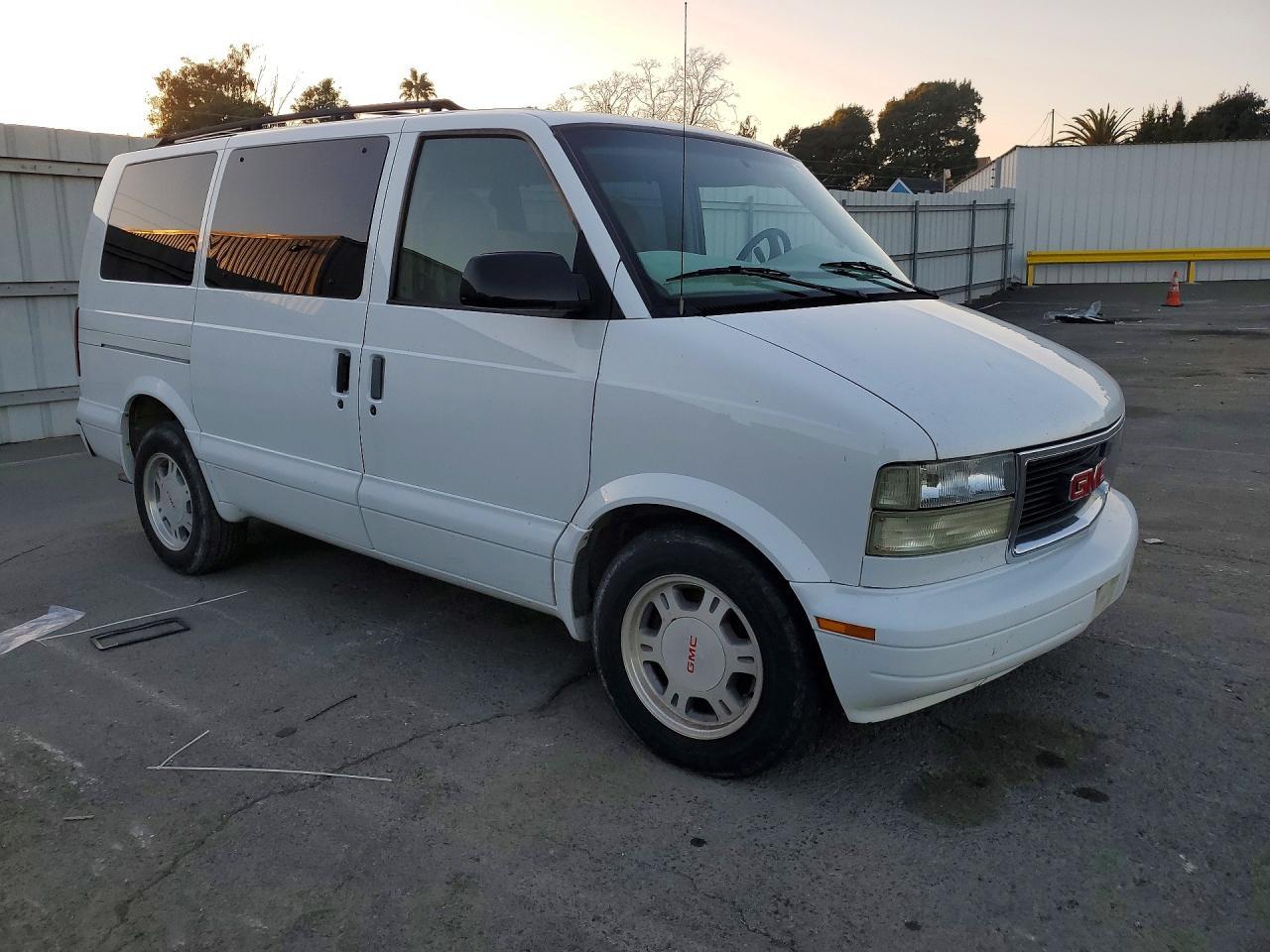 2003 GMC Safari Xt - Image 4