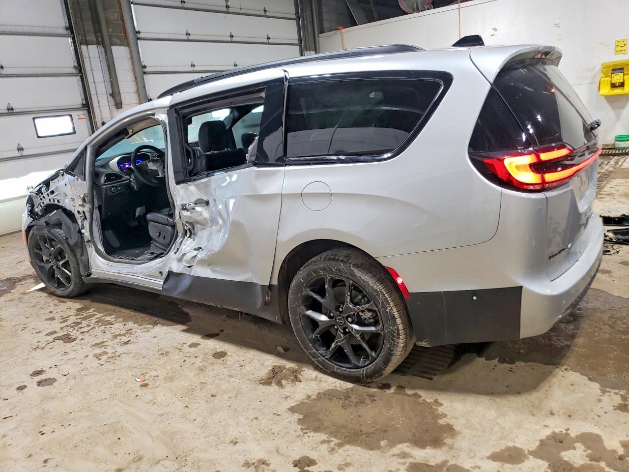 2024 Chrysler Pacifica Touring L - Image 2