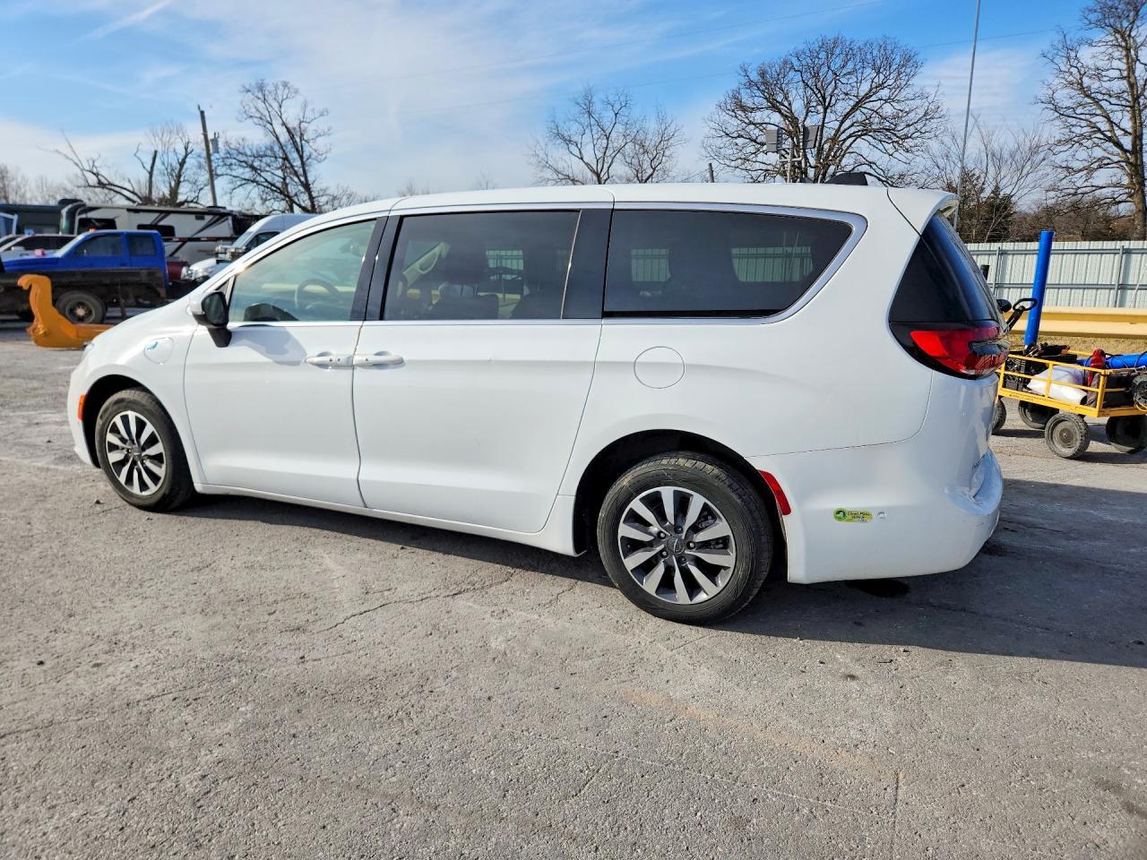 2023 Chrysler Pacifica Hybrid Touring L - Image 2