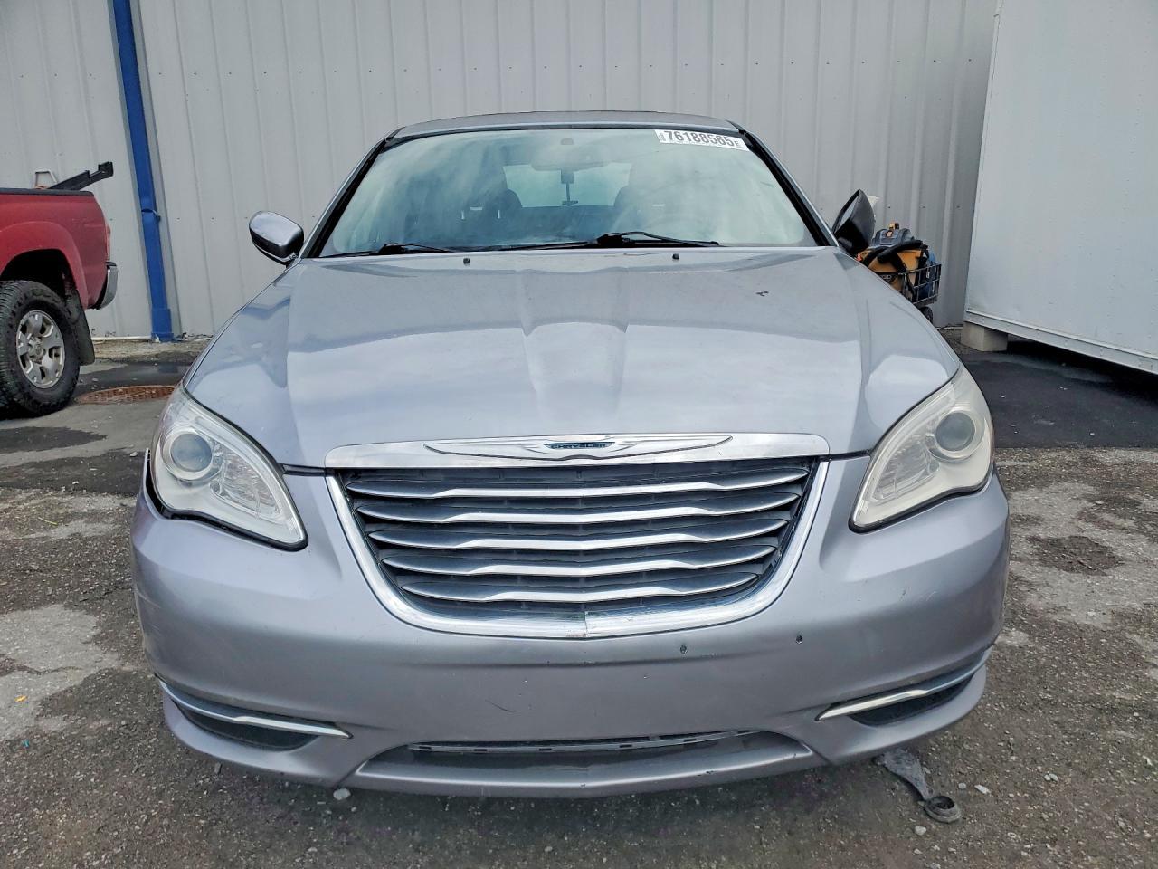 2013 Chrysler 200 Touring - Фото 5