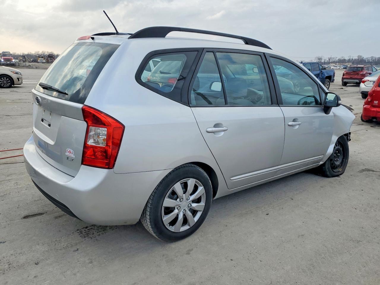 2010 Kia Rondo Base - Фото 3