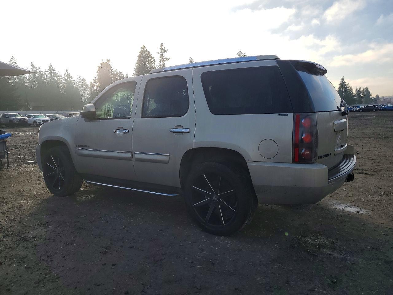 2007 GMC Yukon Denali - Image 2