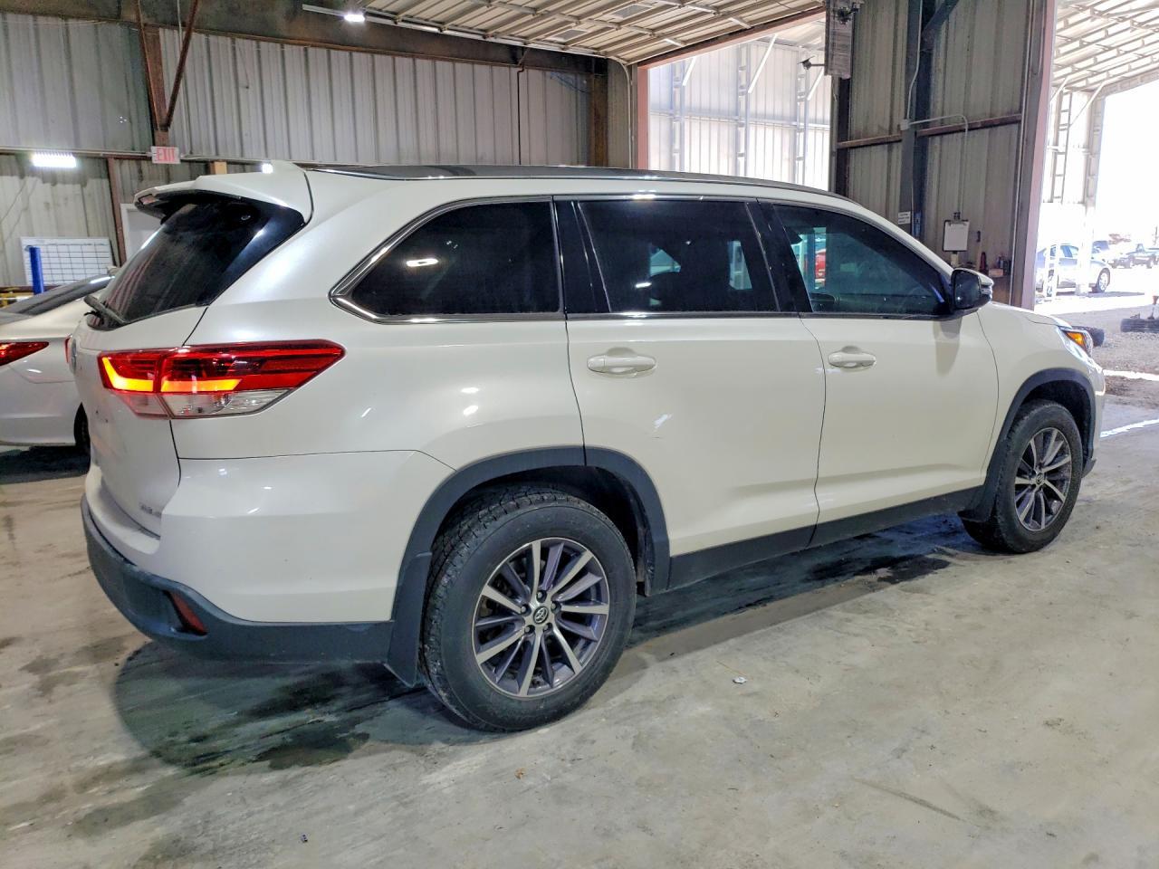 2019 Toyota Highlander Se - Фото 3