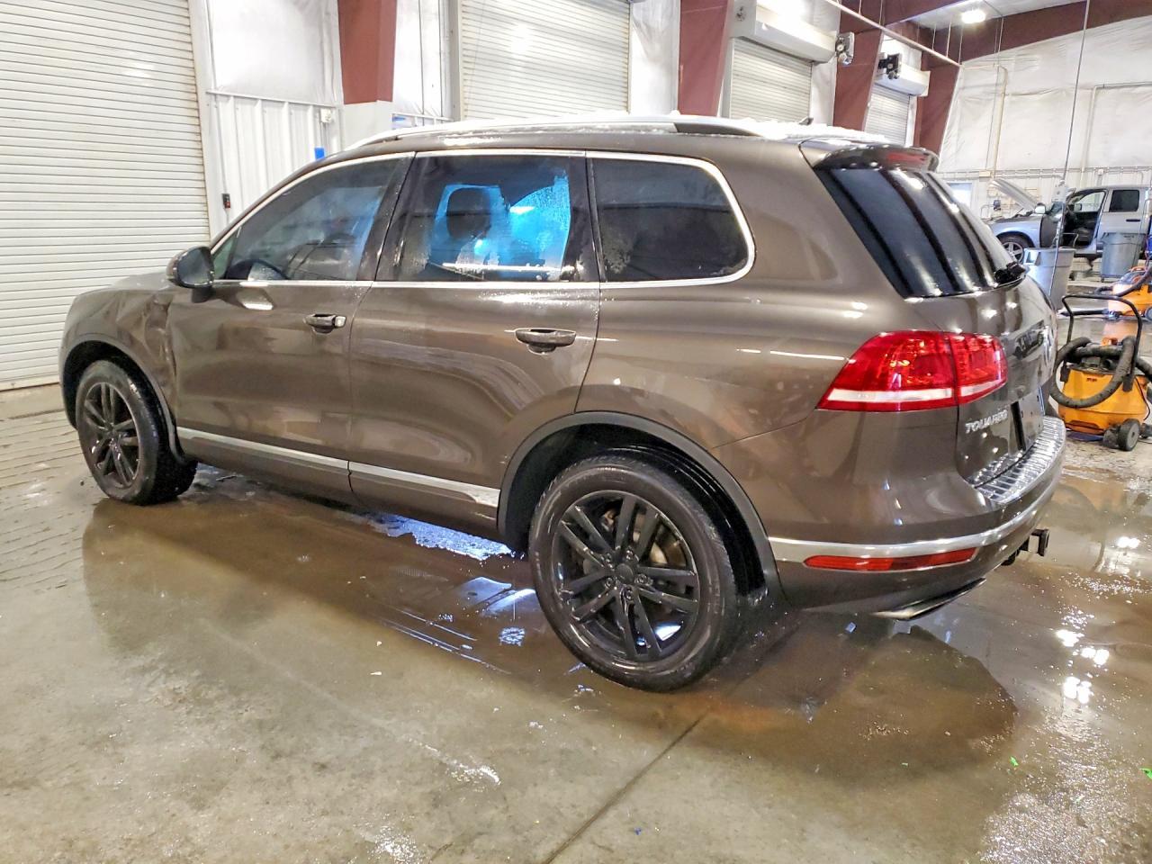2015 Volkswagen Touareg V6 - Image 2