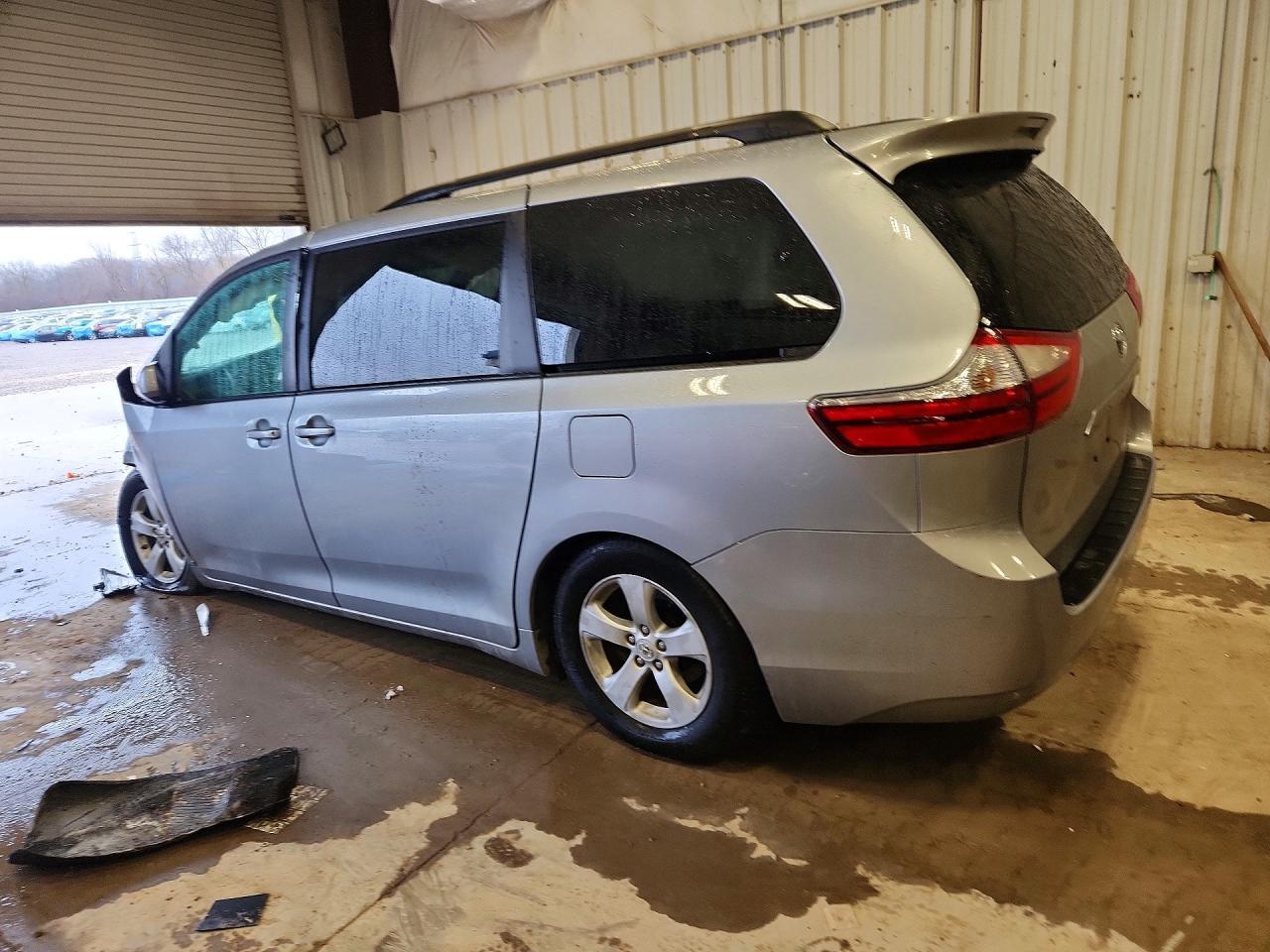 2015 Toyota Sienna Le 8-Passenger - Фото 2