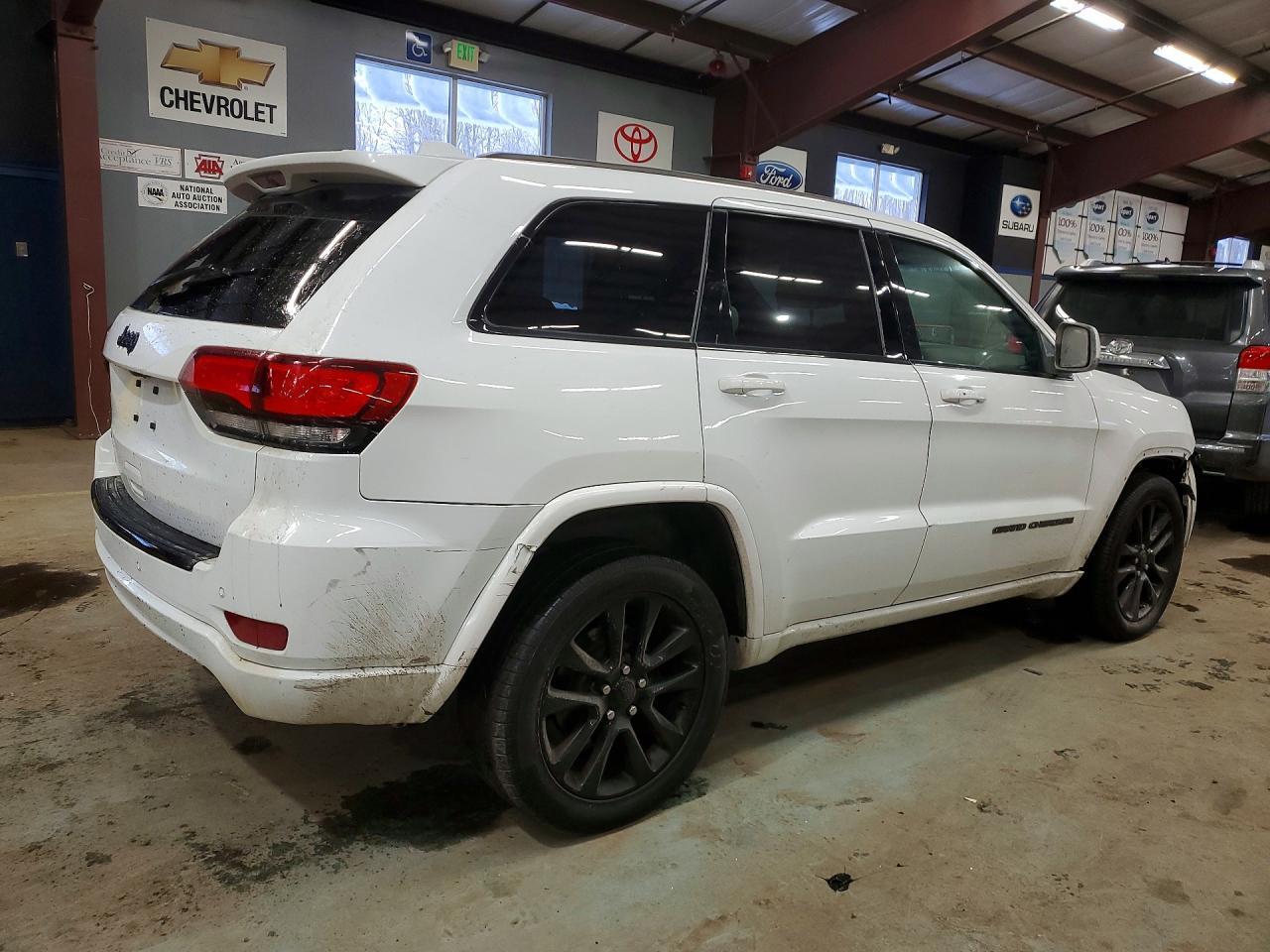 2018 Jeep Grand Cherokee Laredo - Image 3