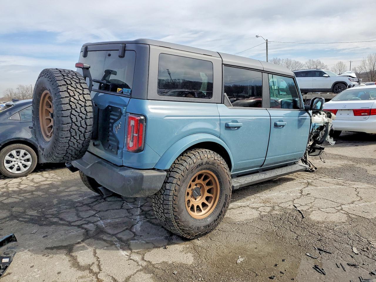 2022 Ford Bronco Base - Image 3