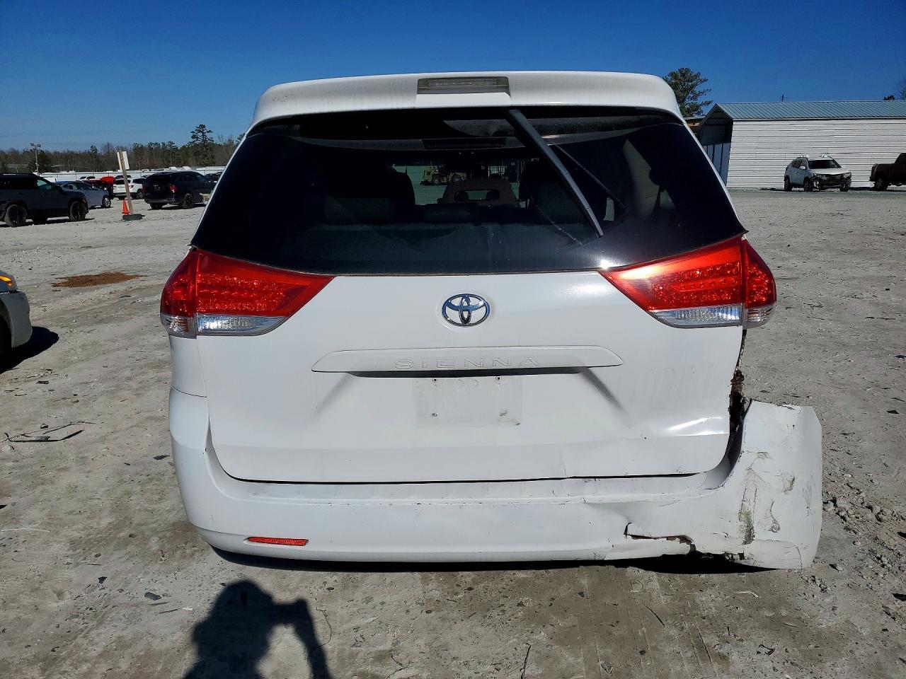 2011 Toyota Sienna Base 7-Passenger - Фото 6