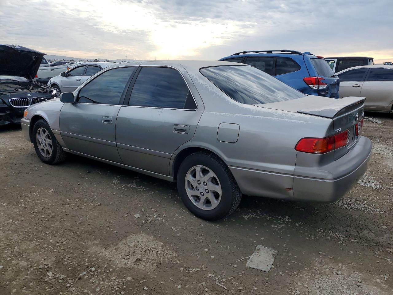 2000 Toyota Camry Le - Фото 2
