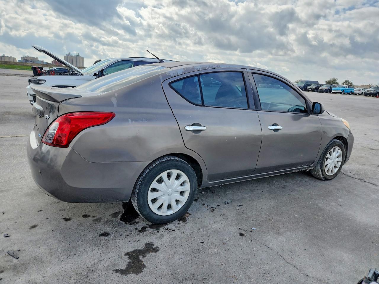 2014 Nissan Versa S - Фото 3