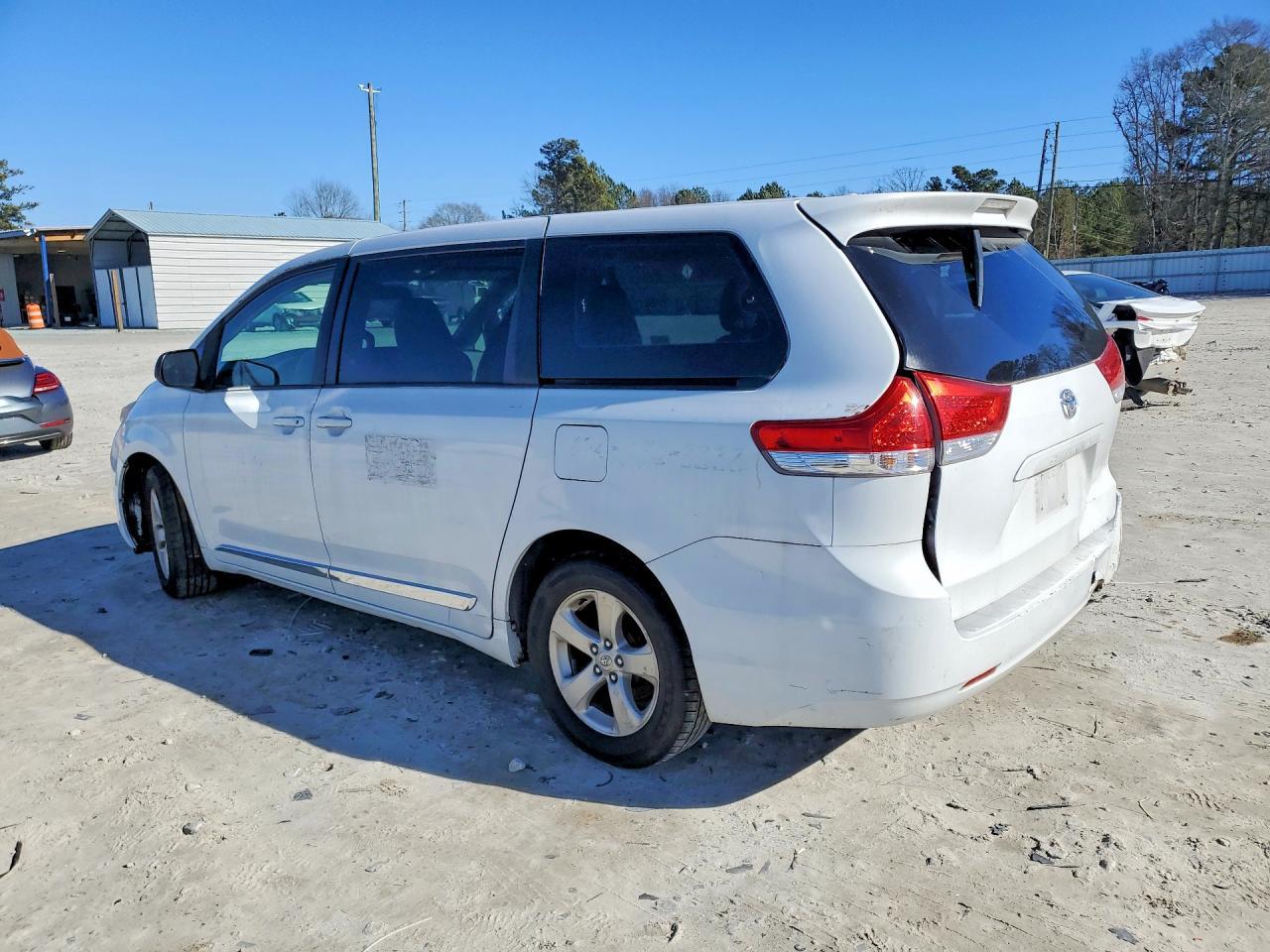 2011 Toyota Sienna Base 7-Passenger - Фото 2