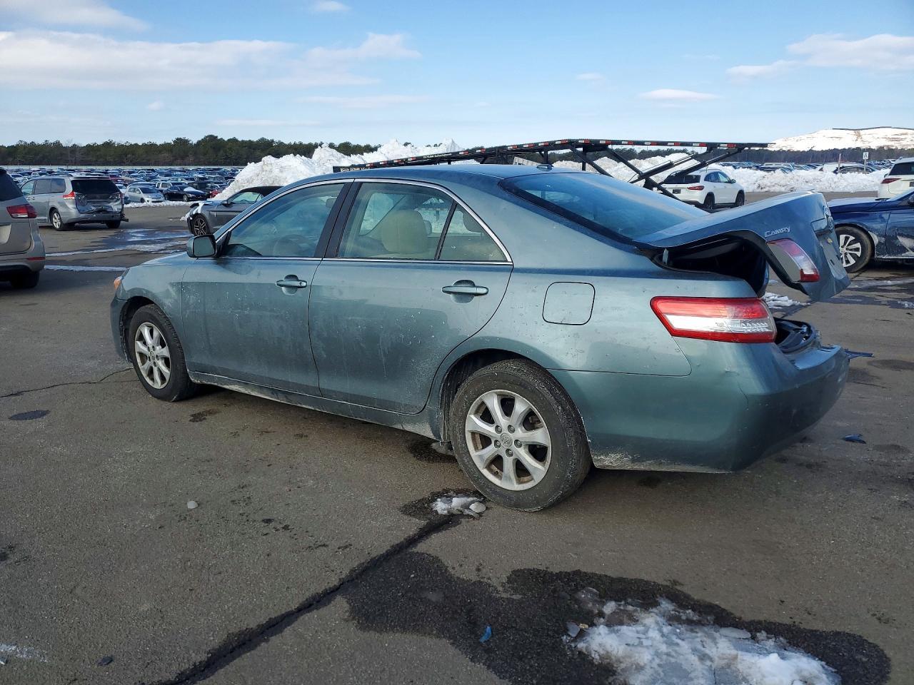 2011 Toyota Camry Le - Image 2