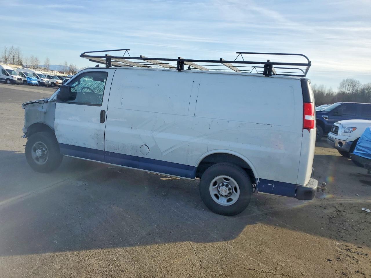 2019 Chevrolet Express 3500 Utility / Service Van - Фото 2