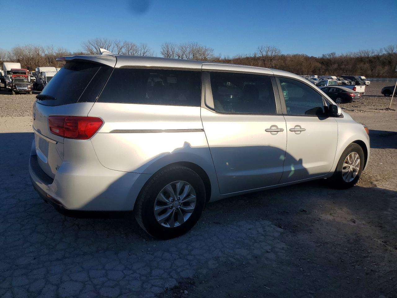 2019 Kia Sedona Lx - Image 3