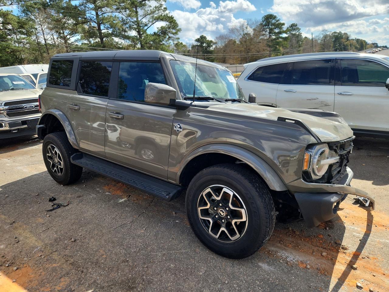 2025 Ford Bronco Outer Banks - Image 4