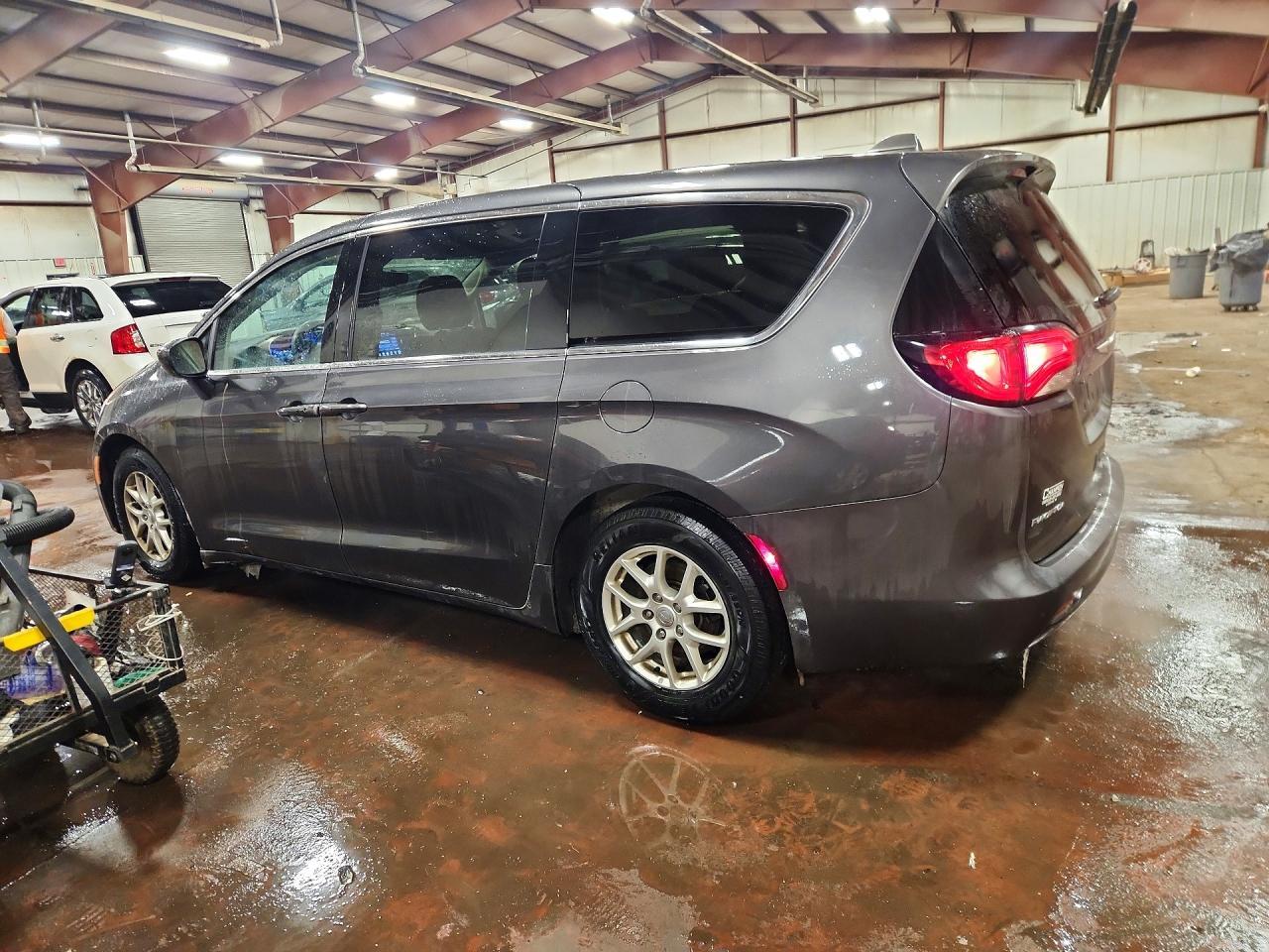 2017 Chrysler Pacifica Touring - Фото 2