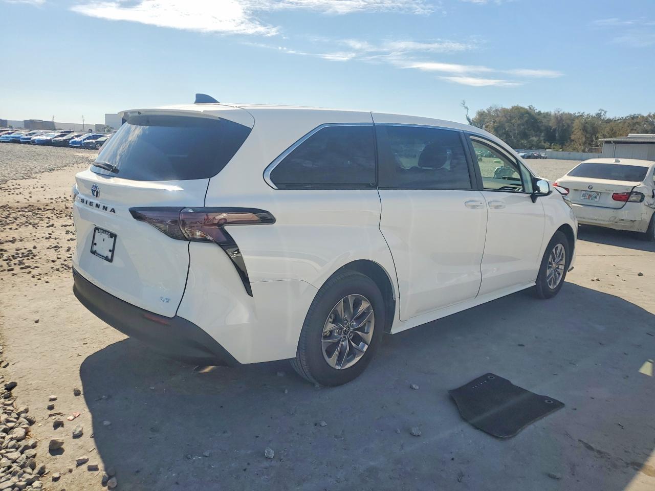 2025 Toyota Sienna Le 8-Passenger - Фото 3