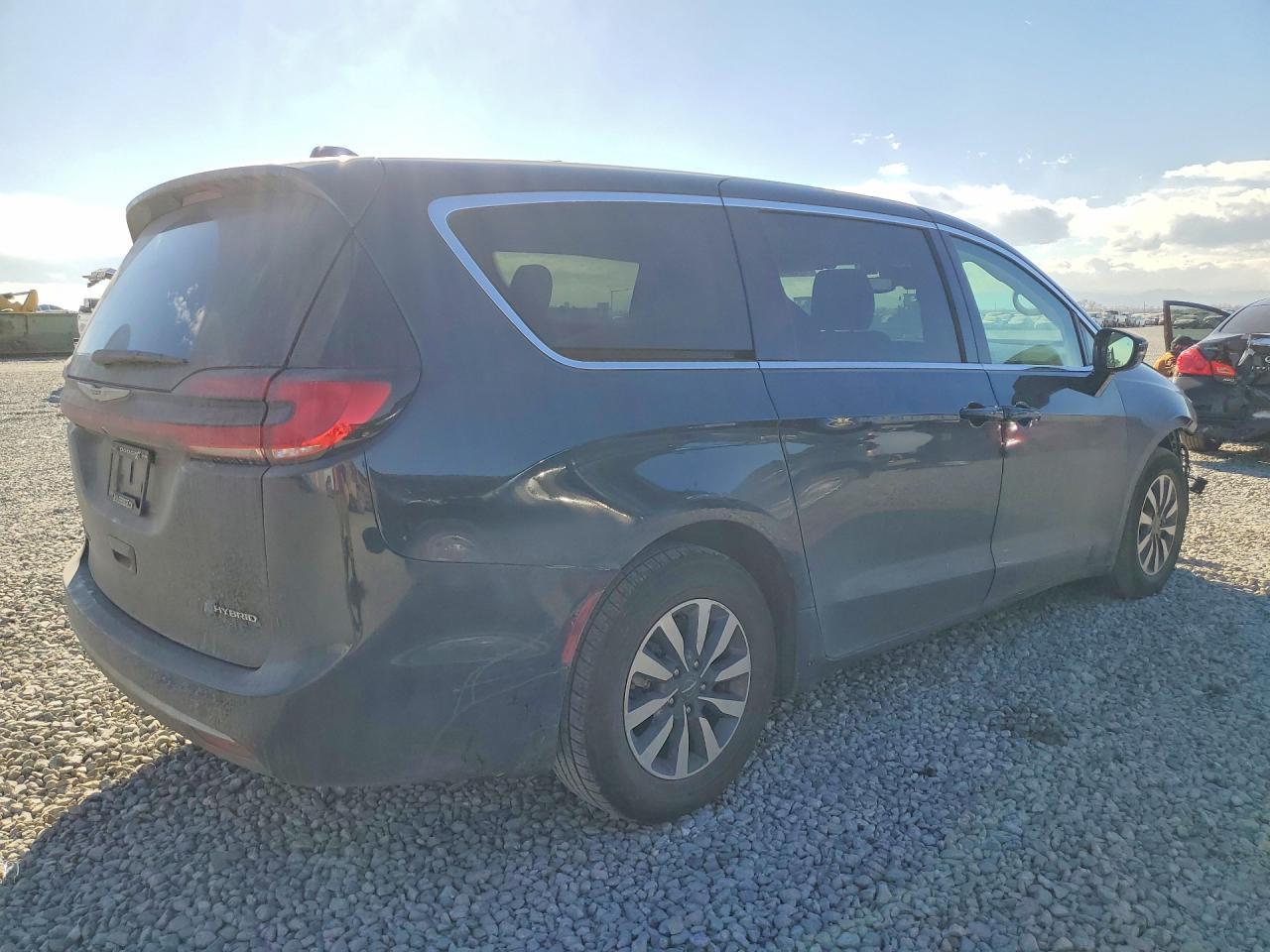 2022 Chrysler Pacifica Hybrid Touring L - Image 3