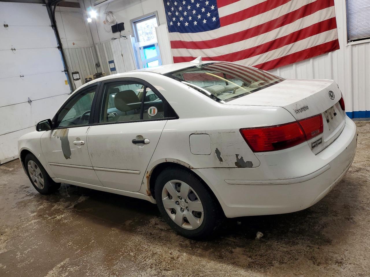 2010 Hyundai Sonata - Image 2