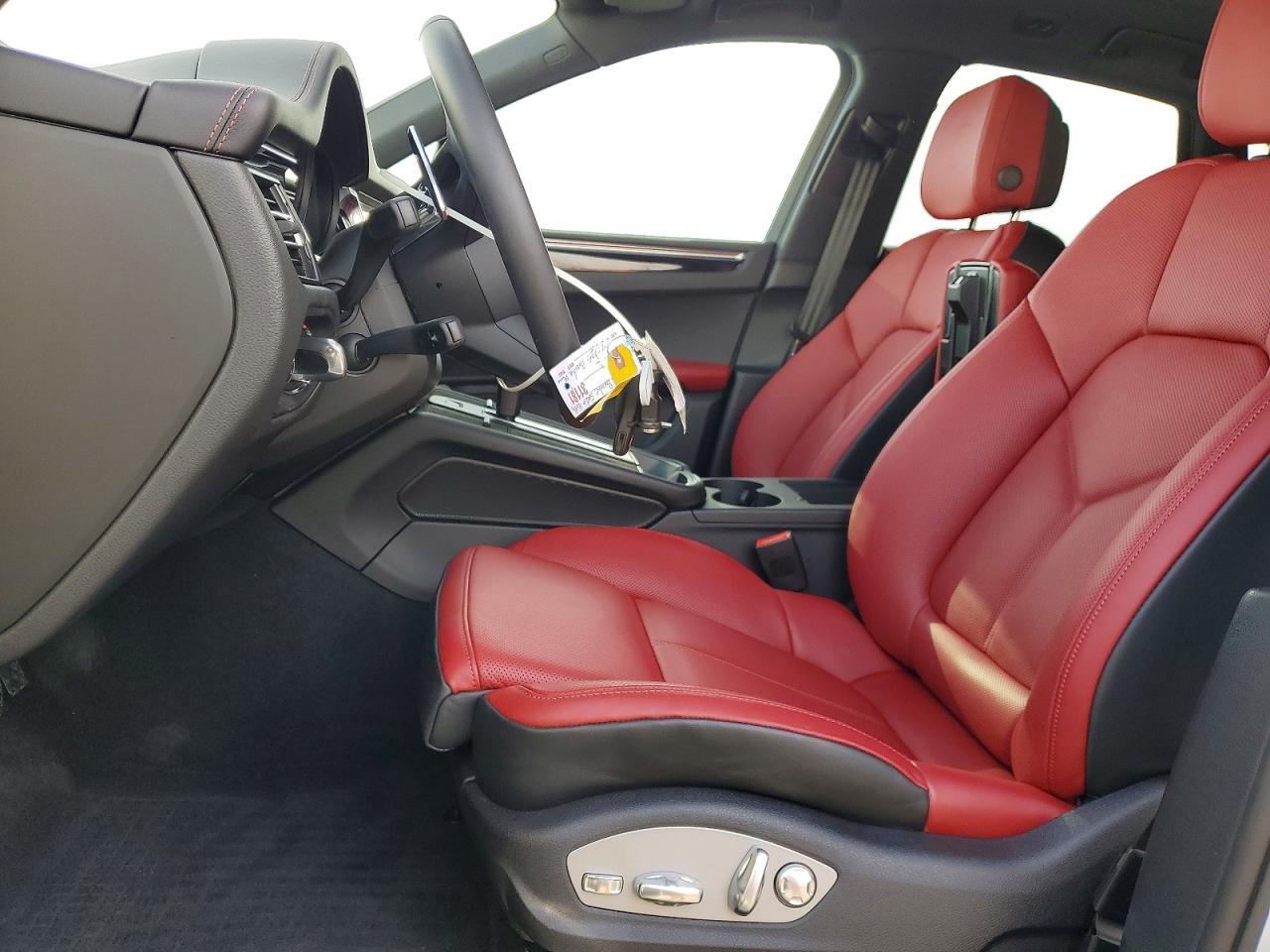 2025 Porsche Macan Base - Image 7