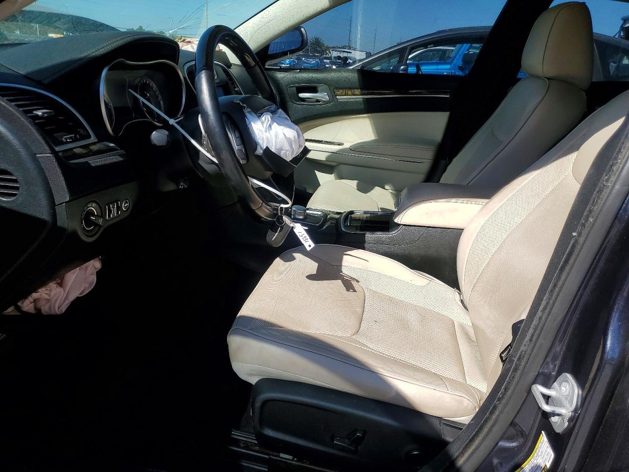 2017 Chrysler 300C - Image 7