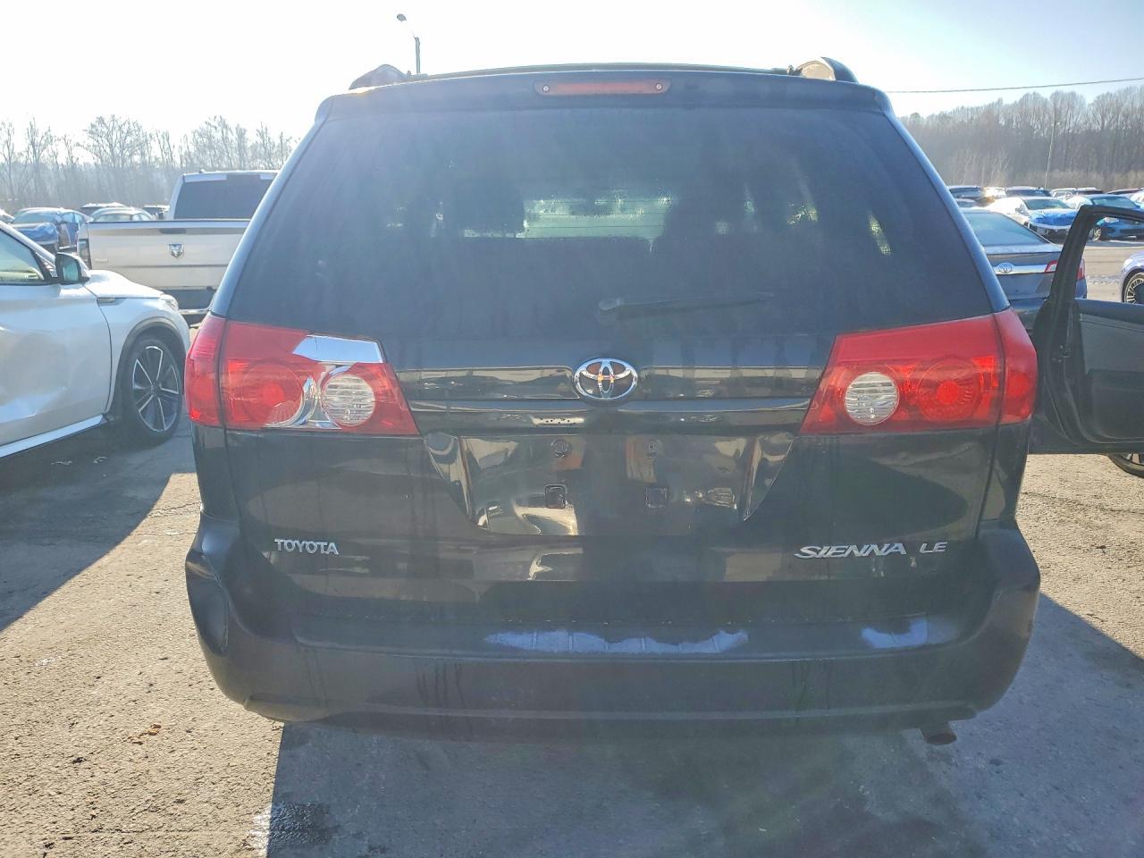 2008 Toyota Sienna Le 7-Passenger - Image 6