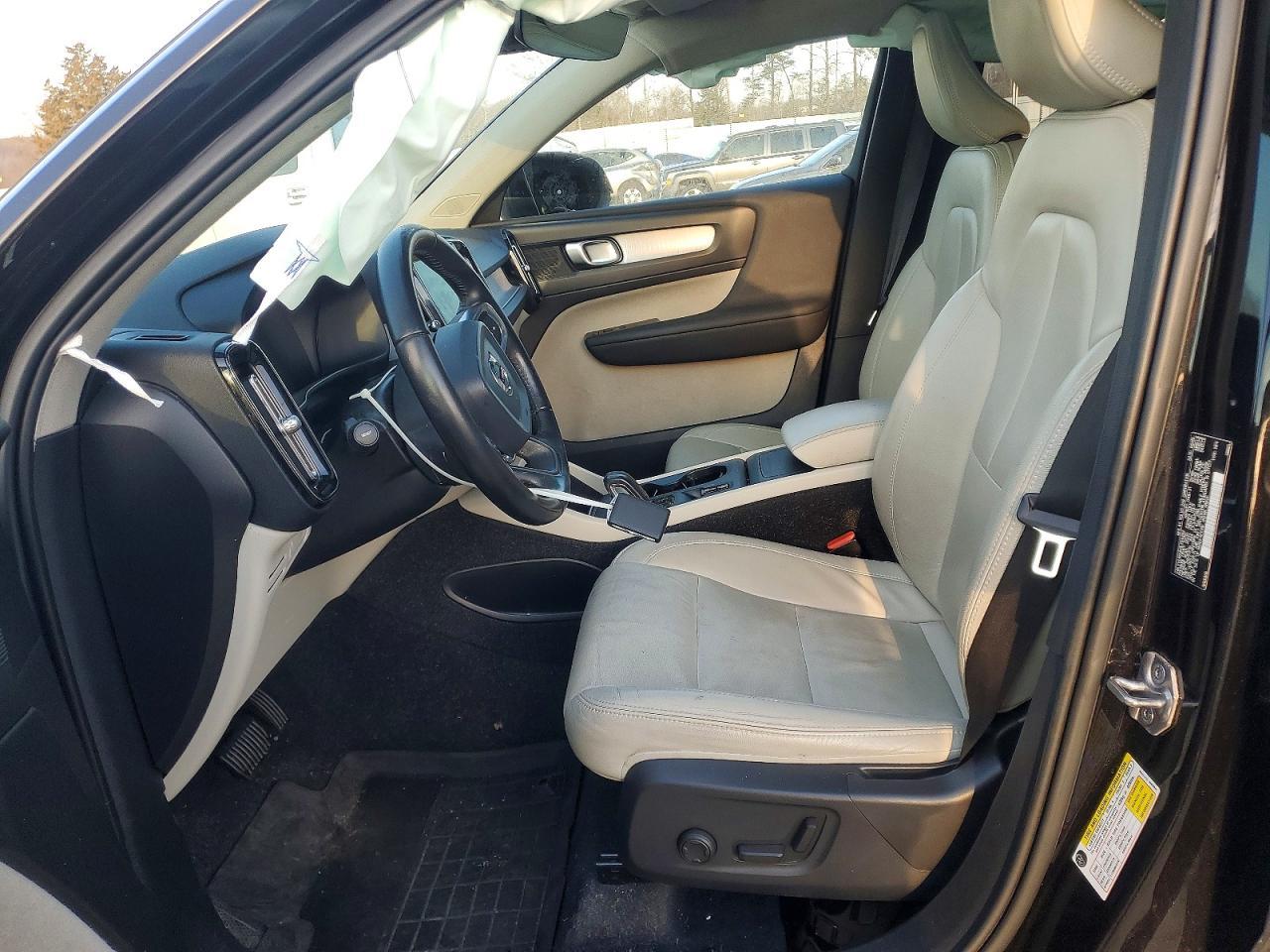 2020 Volvo Xc40 T5 Momentum - Image 7