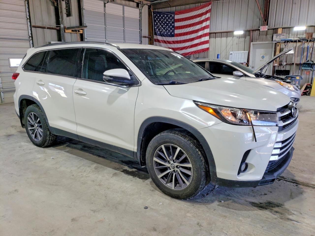 2019 Toyota Highlander Se - Фото 4