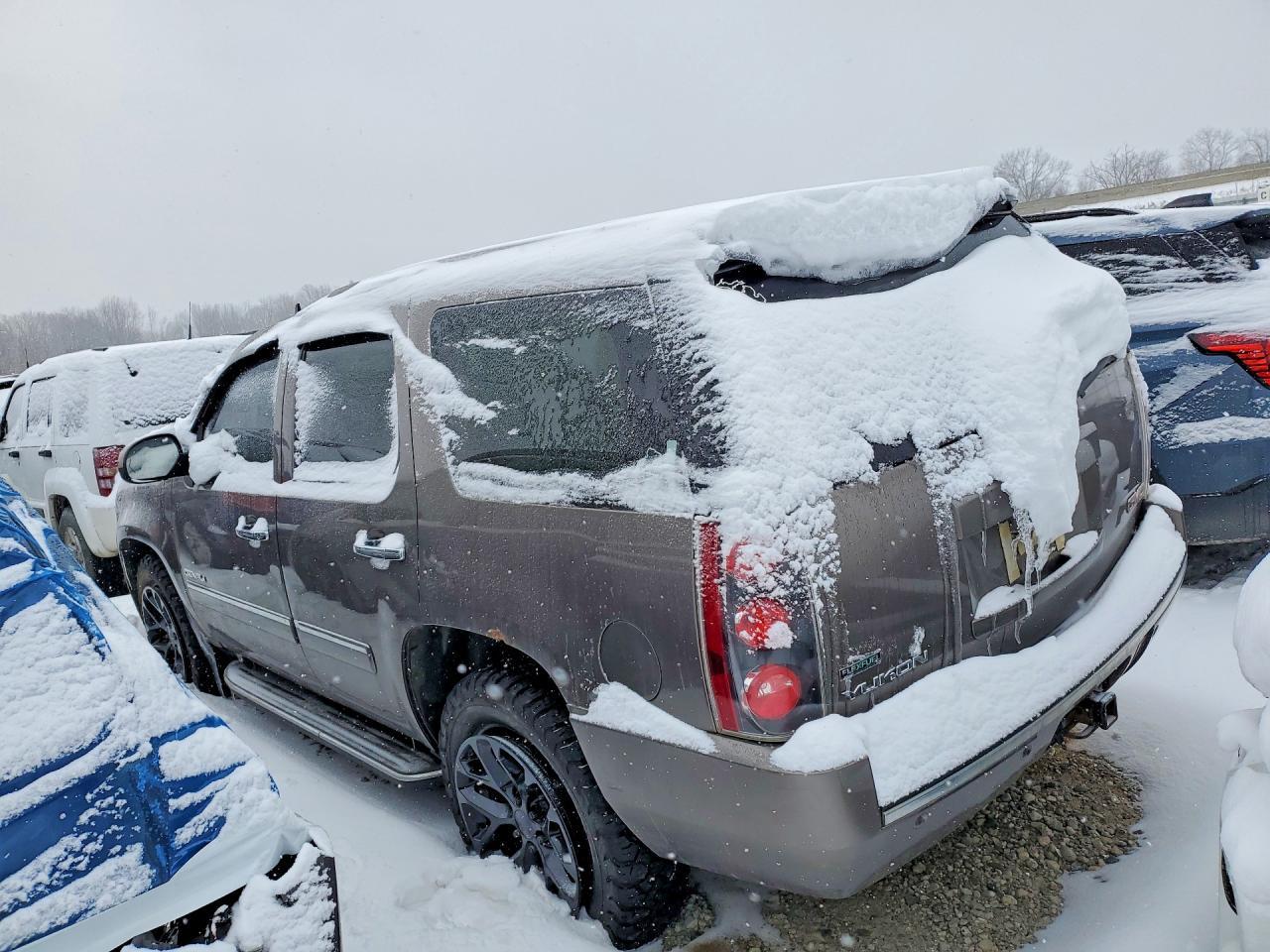 2011 GMC Yukon Denali - Image 2