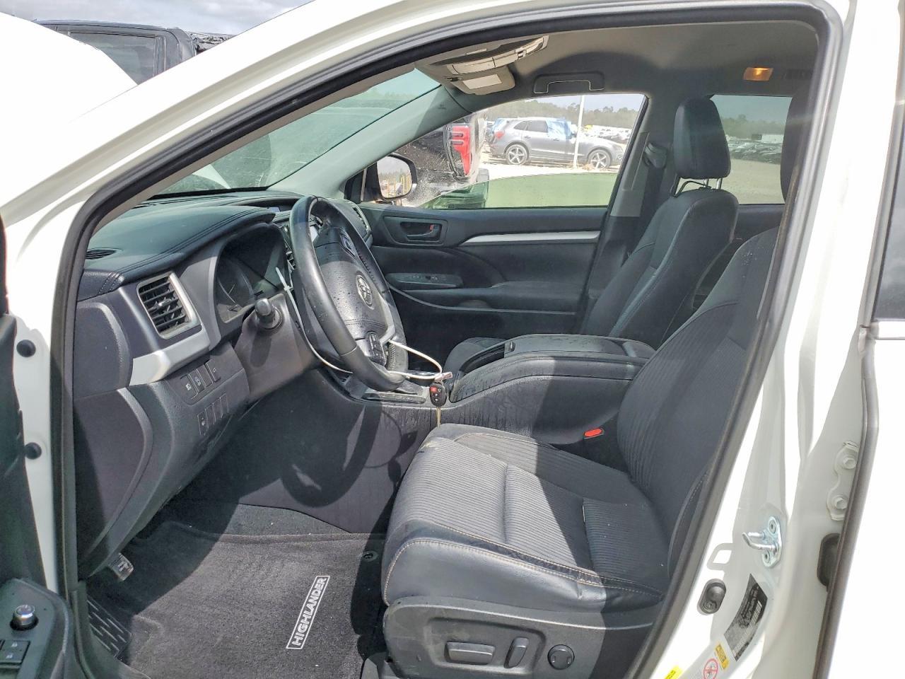 2017 Toyota Highlander Le Plus - Image 7