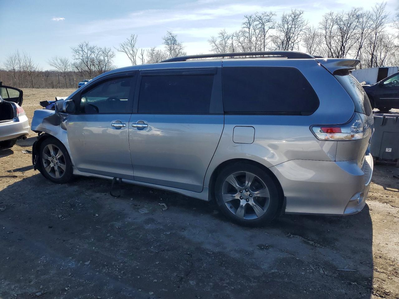 2015 Toyota Sienna Se 8-Passenger - Фото 2
